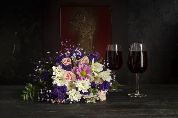 花束和两杯红酒的特写图片下载