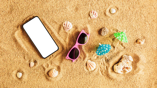沙滩上的智能手机黑屏。暑假(假期)-背景横幅。图片下载