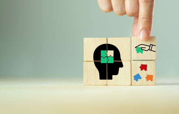 新想法、分享、创意思维、心理健康观念。心理健康的一天。木制立方体孤立的大脑与拼图块符号的灰色背景。团队的头脑风暴,商业策略。图片下载