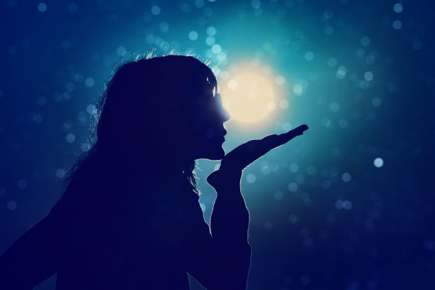 在星光和月光下的海洋水域中享受的女人图片下载