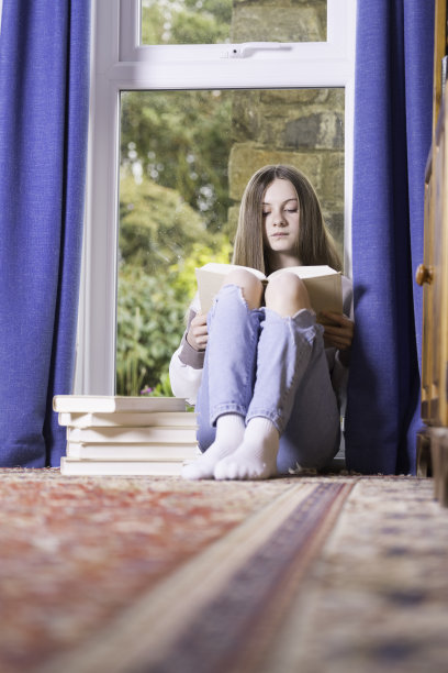 小女孩在地板上看书图片下载