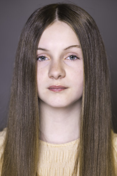 黑发碧眼的女孩图片下载