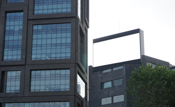 周边购物区的户外广告。图片下载