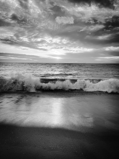 黑白沙滩波浪图片下载