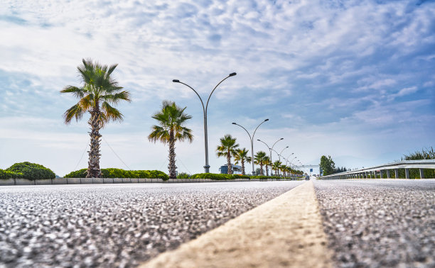 有白色分隔带的柏油路。Autotravel概念。图片下载