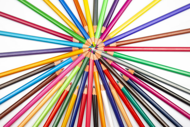 一组用于在白色背景上画画的彩色铅笔。艺术创意绘画工具。彩色铅笔图片下载