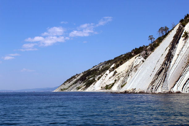 海面上的岩层。夏天炎热的一天。图片下载
