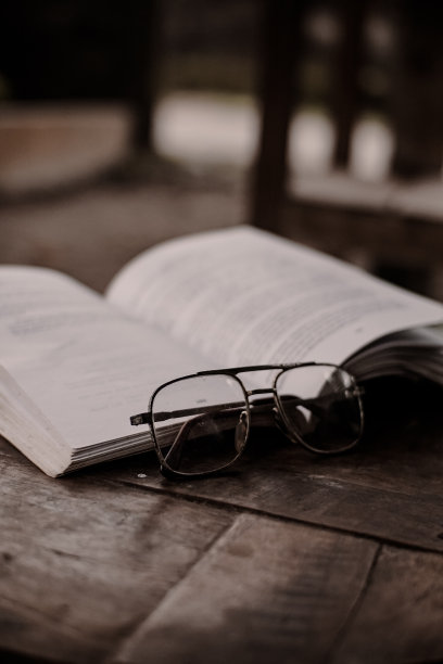 没有眼镜和书本图片下载