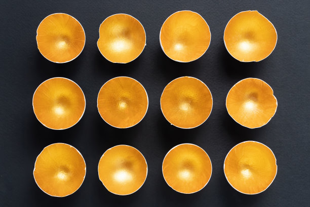 金色闪光蛋壳在黑色的背景。创意发光的复活节广告横幅设计模板。平等与不平等概念。迷人的鸡蛋。挥霍的概念。图片下载