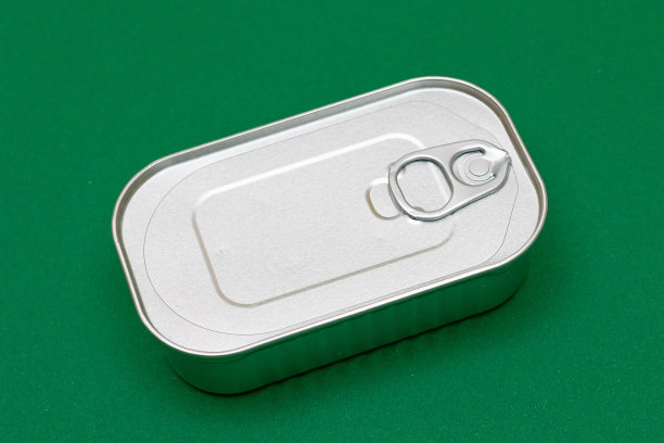 未开封的锡罐与空白边缘上的绿色背景图片下载