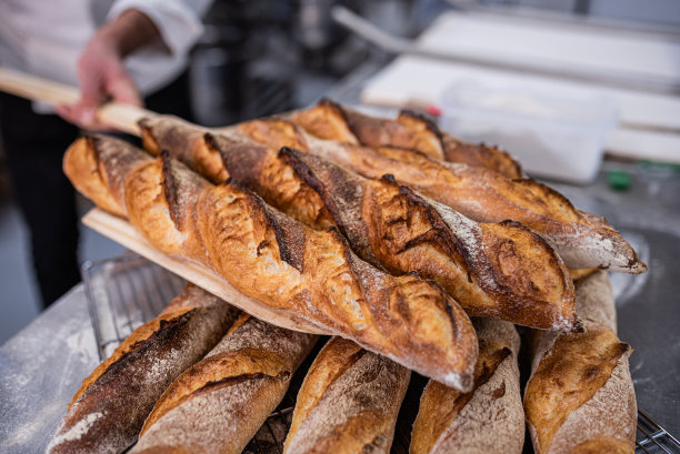 桌上摆满了金灿灿、鲜香可口的面包图片下载