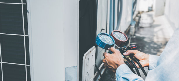 空气维修技工使用测量设备进行灌装工业图片下载