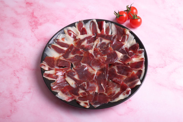 100%伊比利亚火腿，Dehesa de Extremadura橡实装饰番茄，粉红色大理石背景图片下载