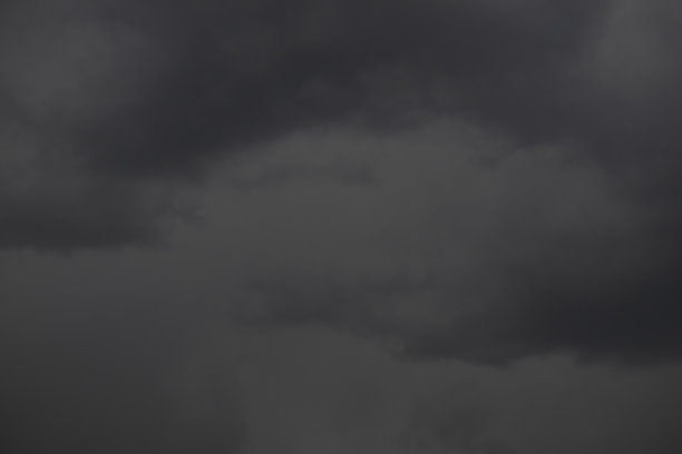 天空中乌云密布。近距离图片下载