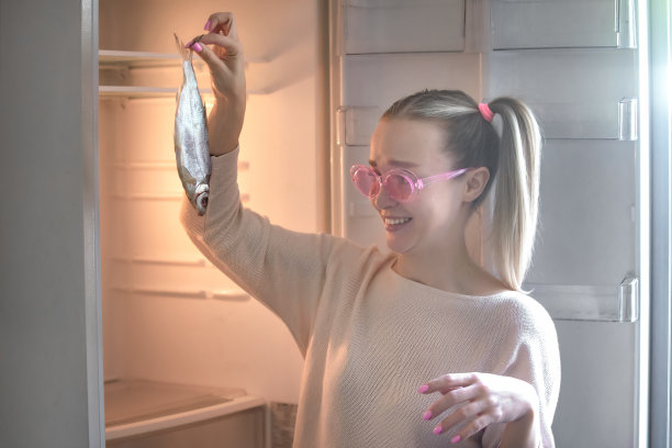 戴着粉色眼镜的女孩和现实图片下载