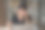 西班牙裔妇女在使用笔记本电脑时感到头晕图片下载