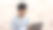 在海边，凉爽的海浪拍打着他，英俊的年轻亚洲男子在他的笔记本电脑上与主管讨论工作。图片下载