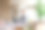 20岁的年轻英俊男子，在笔记本电脑上工作，躺在床上休息，在家里的卧室里消磨时间。图片下载