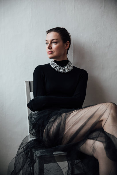 穿着黑色短裙的漂亮时尚的女人图片下载