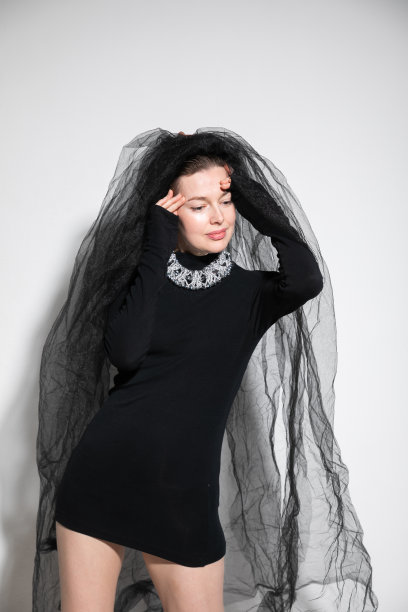 美丽的女人穿着黑色婚纱和新娘面纱图片下载