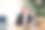 漂亮的女人坐在商务桌上在办公室里工作图片下载