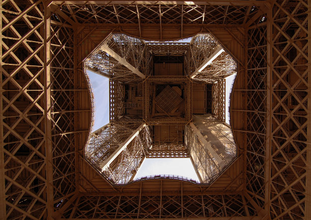 从下面看艾菲尔铁塔图片下载