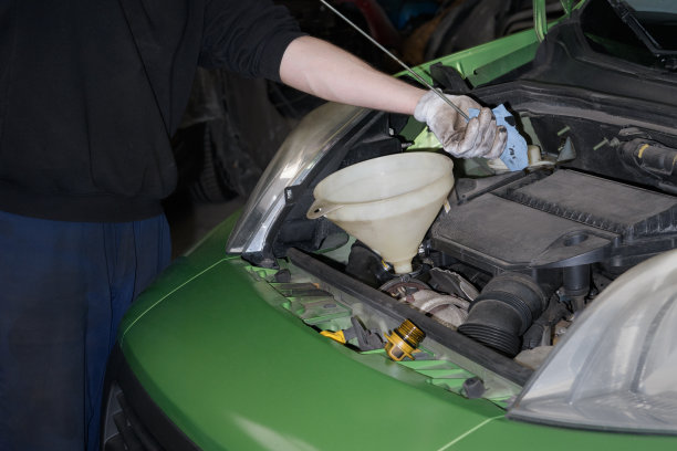 在家定期检查油位。达到要求的水平图片下载