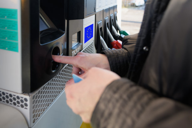 汽油价格的上涨。邻桌的车。在加油站给柴油加油的妇女图片下载