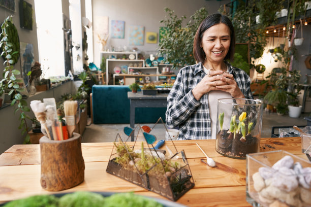 女人休息，喝茶，看花图片下载