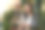 女士拿着优雅的圆玻璃和鲜花图片下载