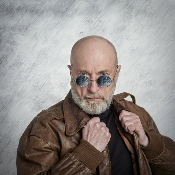 穿着皮夹克，长着灰胡子的老帅哥图片下载