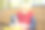 幼儿园或学校放学后，一个小男孩坐在公园长凳上的塑料容器里吃午饭。在街上为孩子们带走食物。给孩子们的健康食品。图片下载