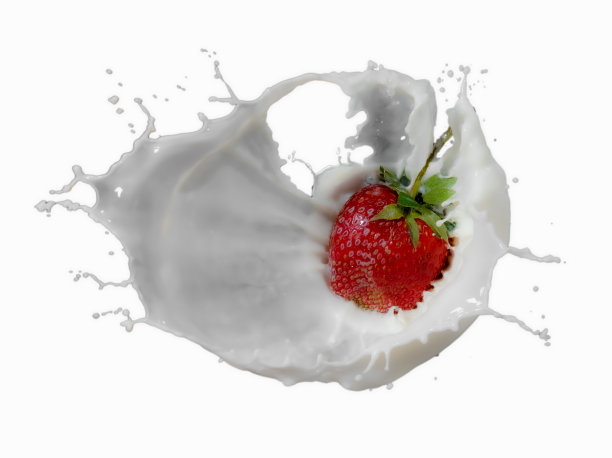 红色的草莓果实落在白色的背景上乳白色的飞溅图片下载