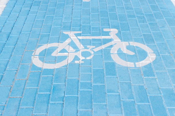 蓝色特写自行车道。用白漆涂的自行车图片下载