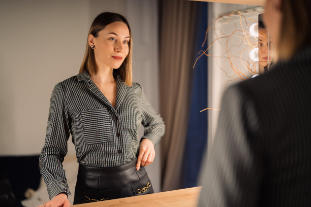 可爱的女人看着镜子里的自己图片下载