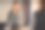 可爱的女人看着镜子里的自己图片下载
