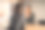 可爱的女人看着镜子里的自己图片下载