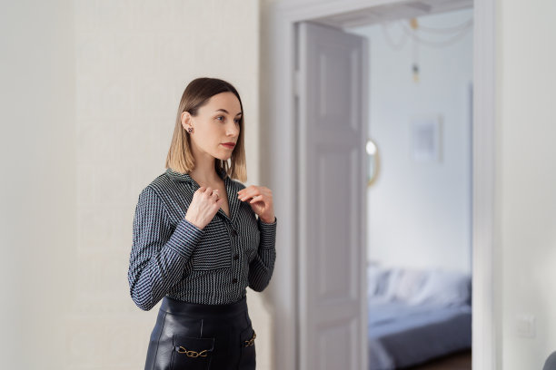 可爱的女人在镜子里看着她图片下载