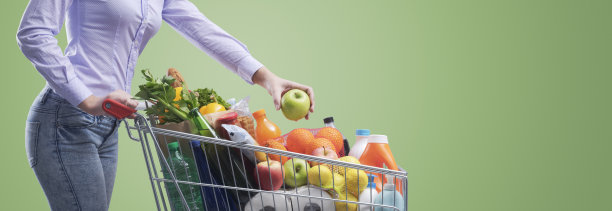 在超市买杂货的女人图片下载