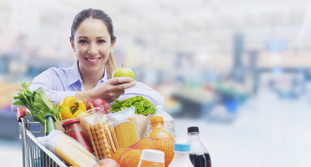 微笑着推着购物车的女人图片下载