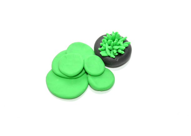 泥塑沼泽里的绿叶图片下载