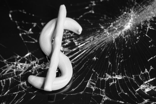 破碎玻璃背景上的美元符号。图片下载