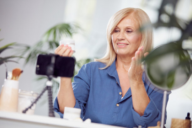 资深女性美容师在线咨询抗衰老霜。图片下载