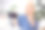 资深女性美容师在线咨询抗衰老霜。图片下载