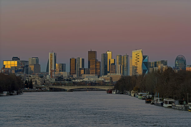 拉德芳斯商业区的黄昏与塞纳河和塔图片下载