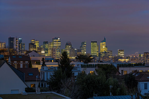 拉德芳斯区的屋顶上有开明的塔楼图片下载