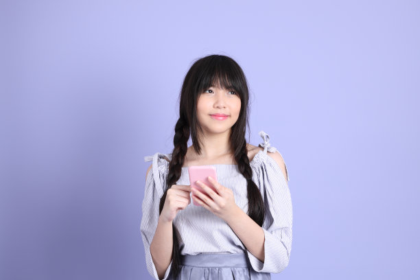 紫色的预科生女孩图片下载