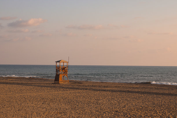 土耳其阿兰亚的海滩警卫塔。图片下载