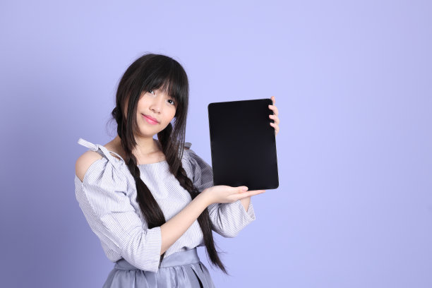 紫色的预科生女孩图片下载