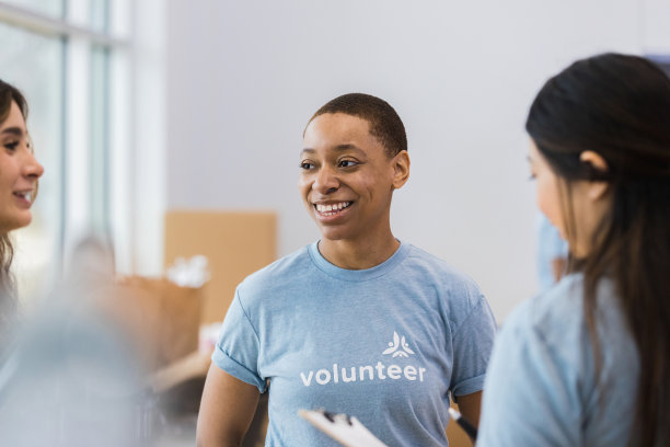 中年女性志愿者听年轻女性的话图片下载